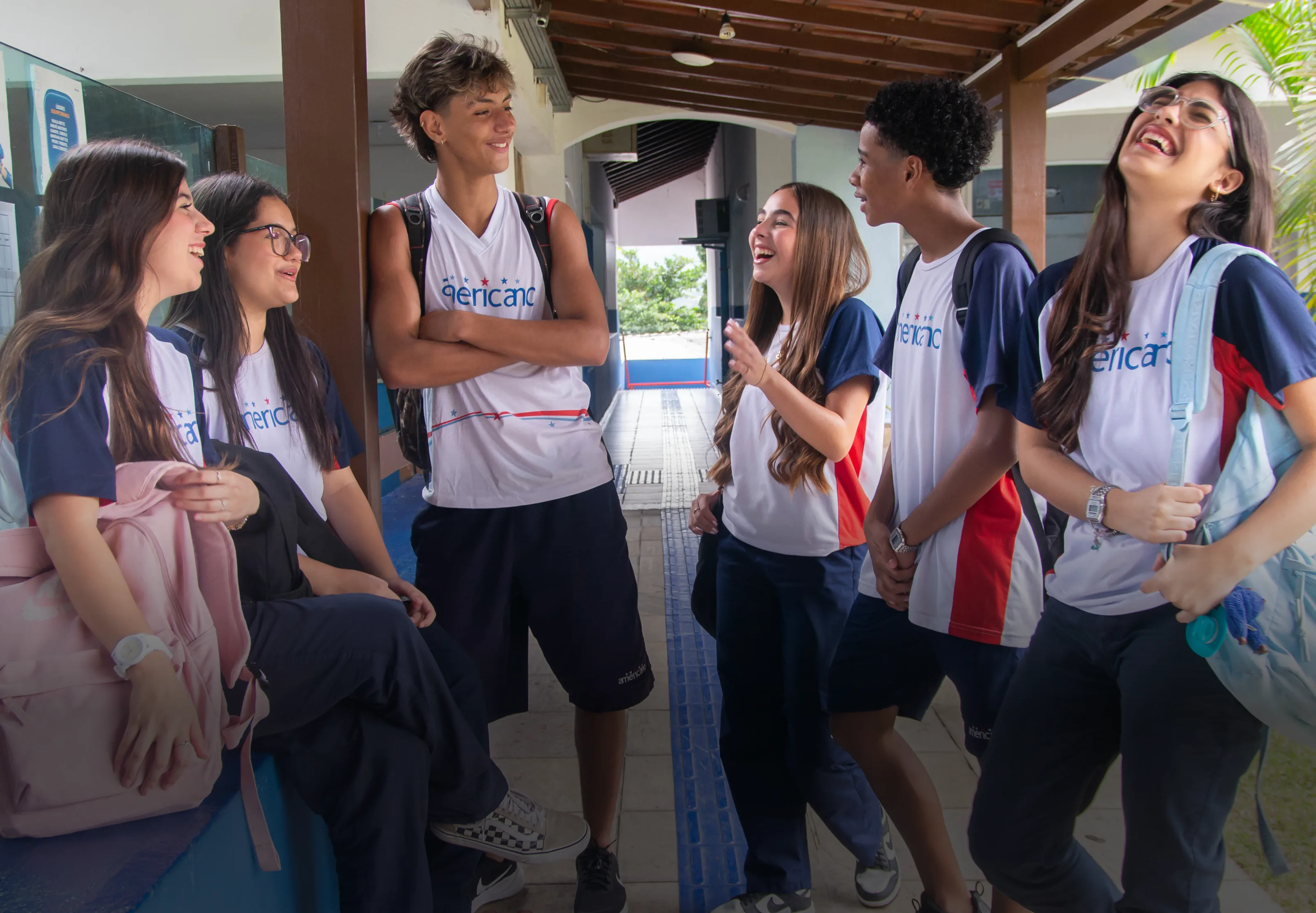 Grupo de alunos crianças sorrindo