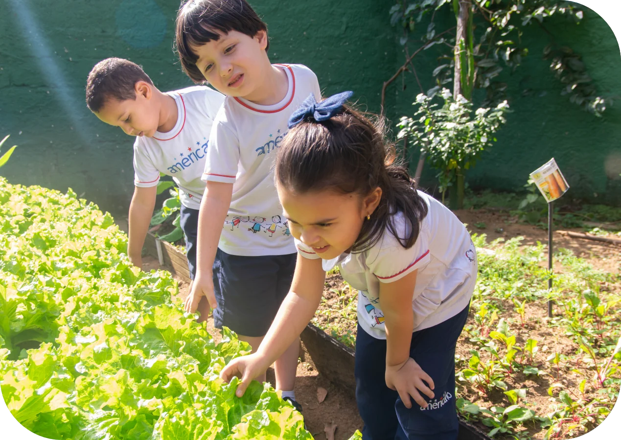 Crianças aluna sorrindo