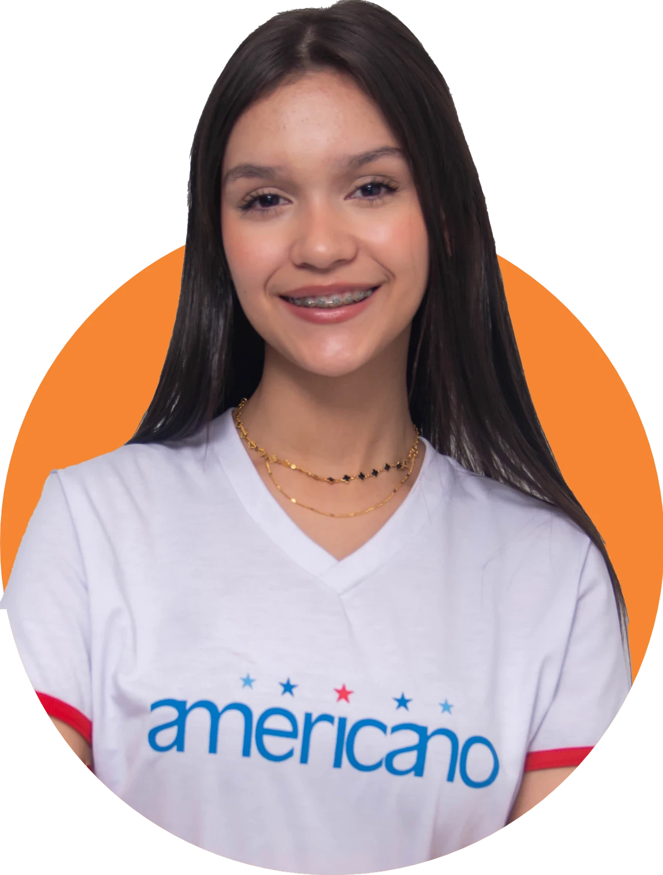 Aluna de braços cruzados com fundo azul