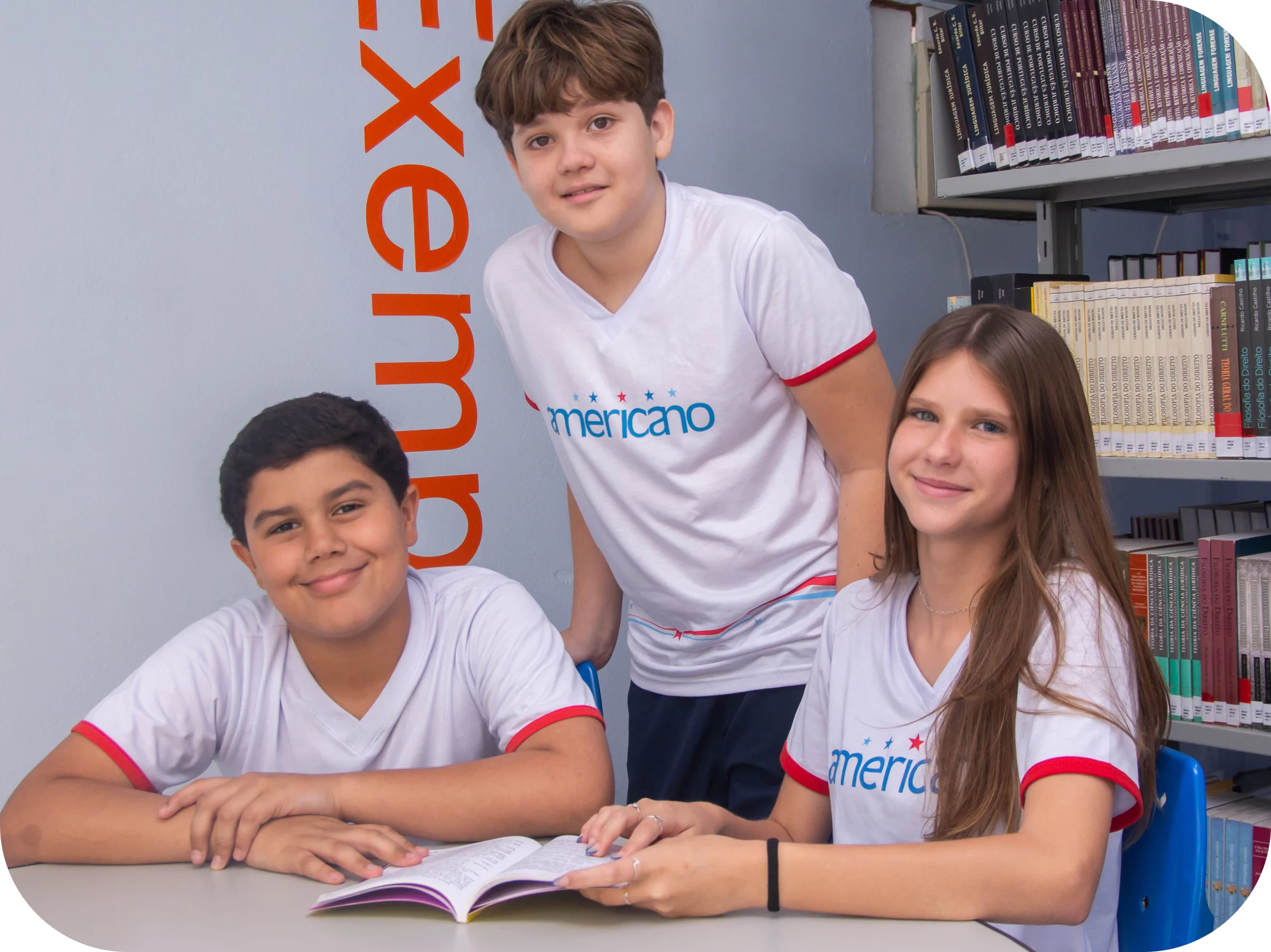 Dois alunos estudando