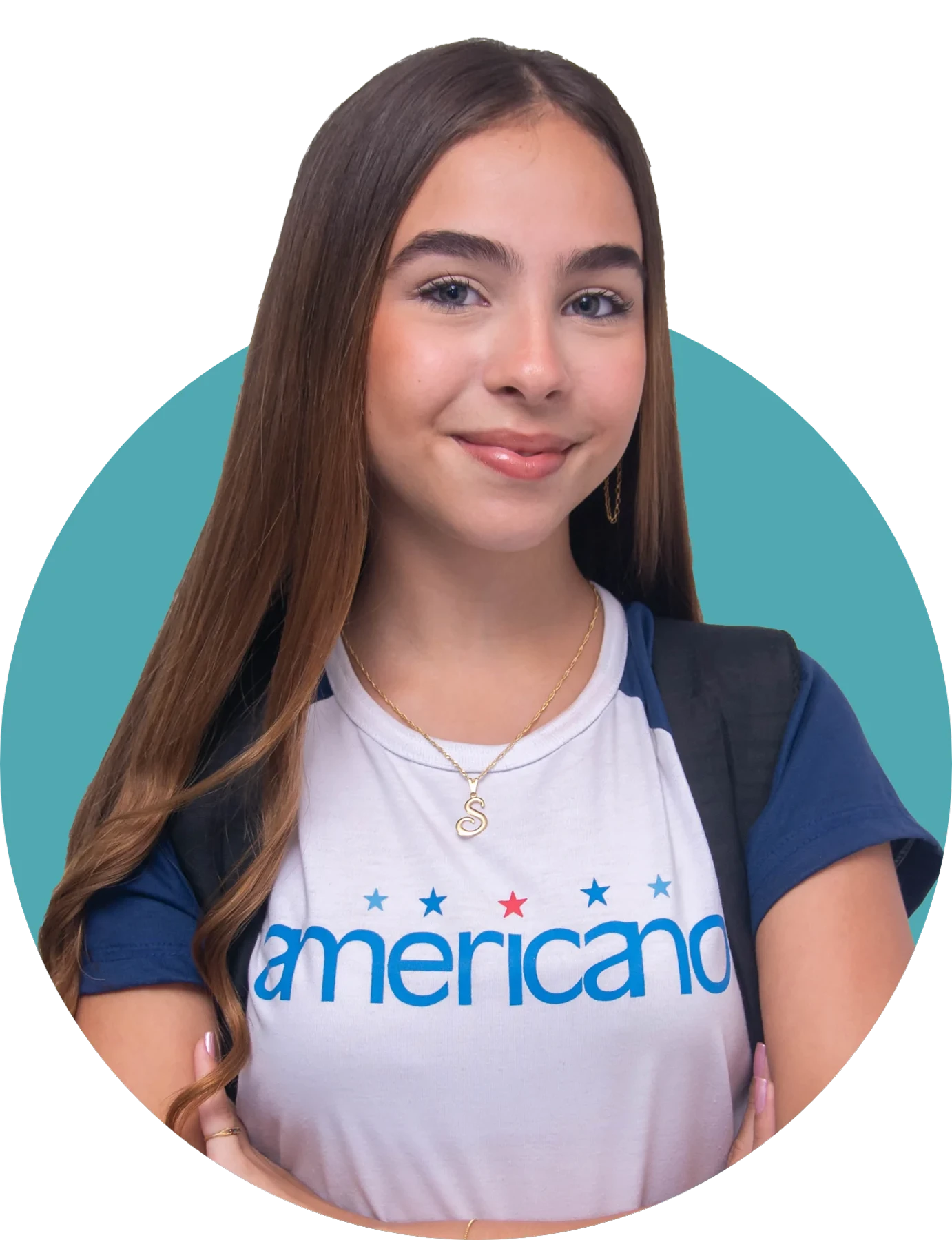 Aluno de braços cruzados com fundo laranja