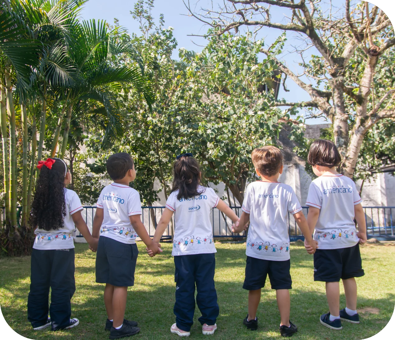 Alunos crianças em contato com a natureza